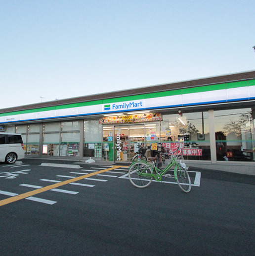 コンビニ　ファミリーマート 飯能加治小学校前店（コンビニ）まで698m