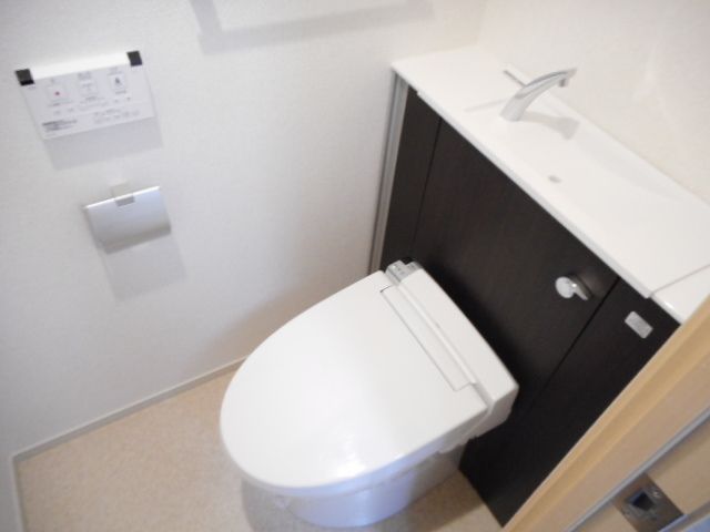 トイレ　落ち着いた色調のトイレです