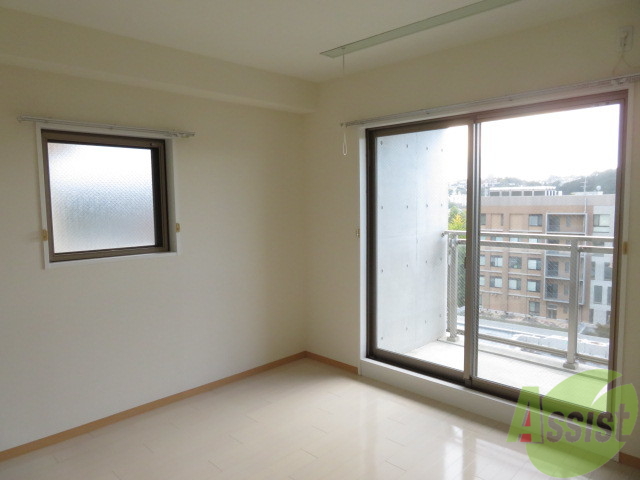 居室・リビング　陽の光が差し込む明るいお部屋は気持がいいですね～