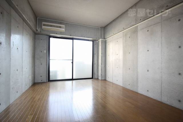 居室・リビング　コンクリート打ちっ放しのお部屋