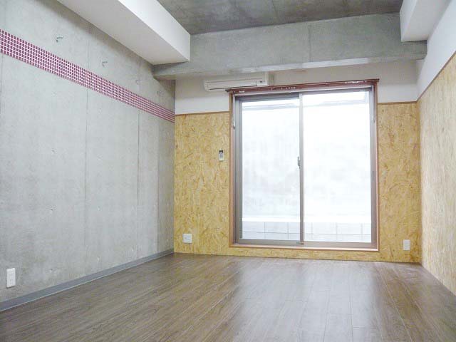 居室・リビング　(同マンション別タイプ)