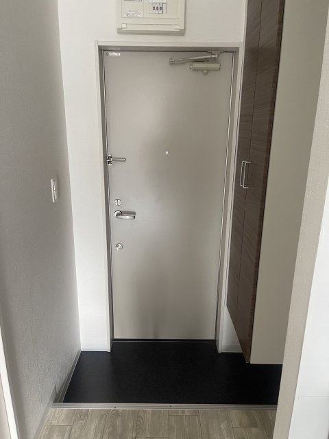 玄関　同物件別号室の写真です。