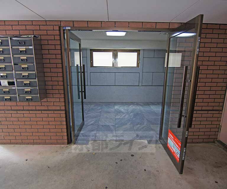 エントランス　エントランスは駐輪場奥です。