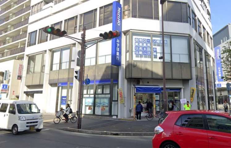 銀行　（株）みずほ銀行／伊丹支店（銀行）まで321m