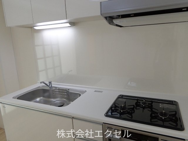 キッチン　グリル付き三口コンロの綺麗なキッチン♪