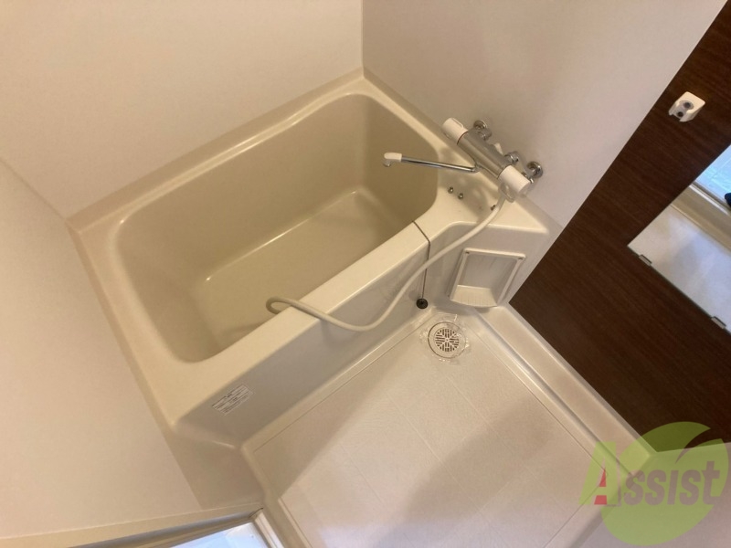 バス・シャワールーム　バスルームは狭すぎず、シャワーも浴びやすそうです。