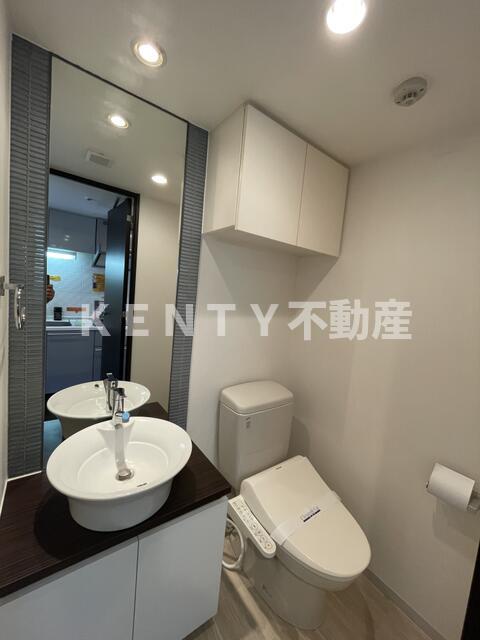 トイレ　落ち着いた色調のトイレです