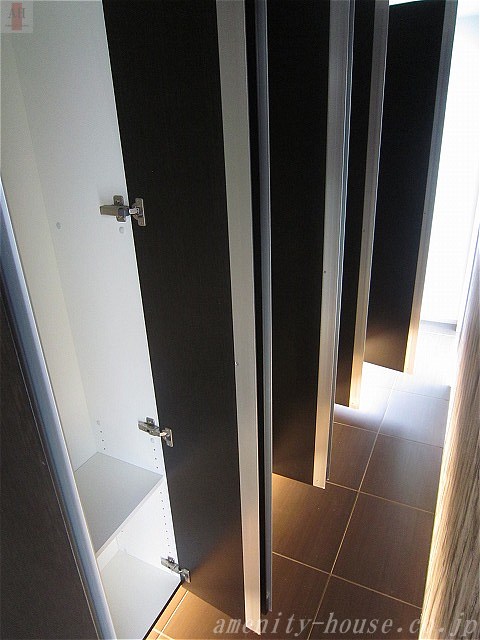 収納　●扉を開けると収納スペースになっています♪