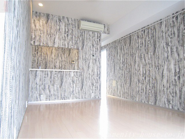 居室・リビング　●インパクト強い壁紙を使用♪