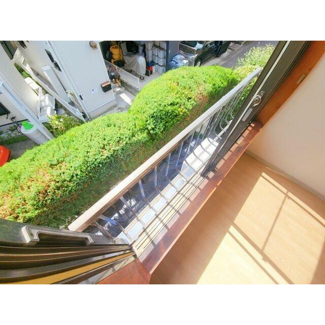 眺望　暖かな日差しのふりそそぐバルコニー