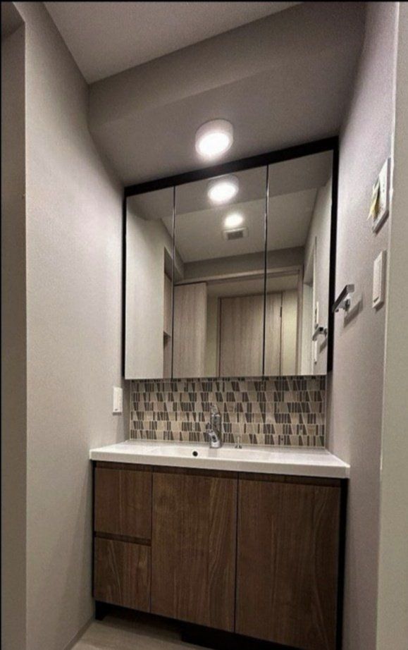 洗面設備　三面鏡裏面収納付き洗面化粧台・24時間換気システム