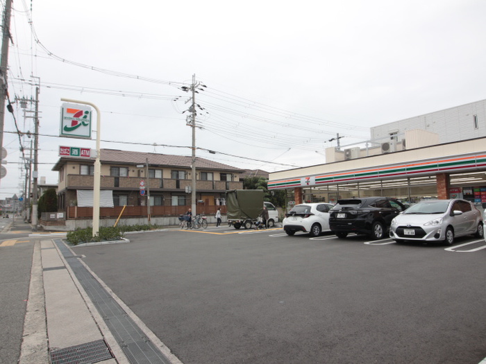 コンビニ　セブンイレブン西宮花園町店（コンビニ）まで240m