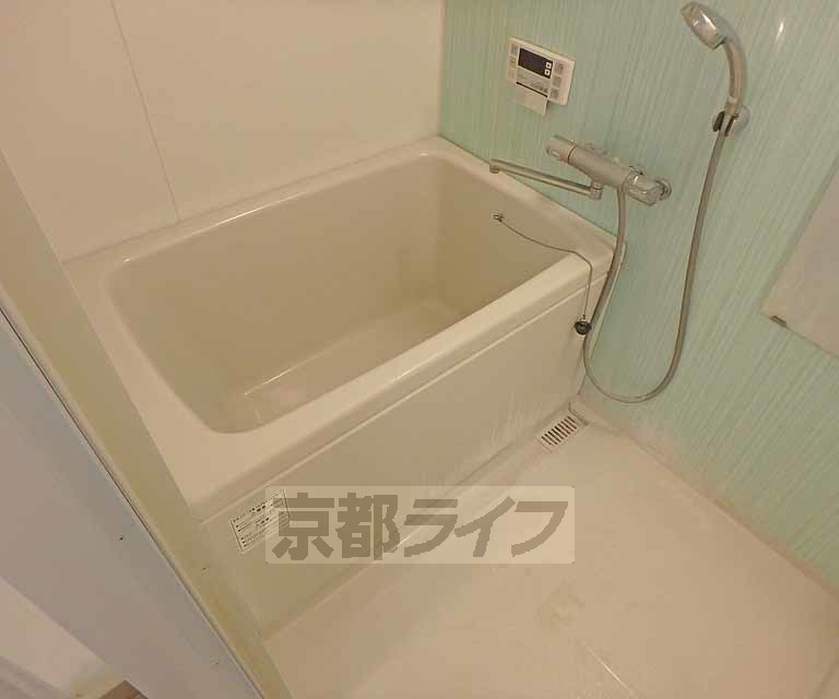 バス・シャワールーム　ゆったり浸かれるお風呂です。