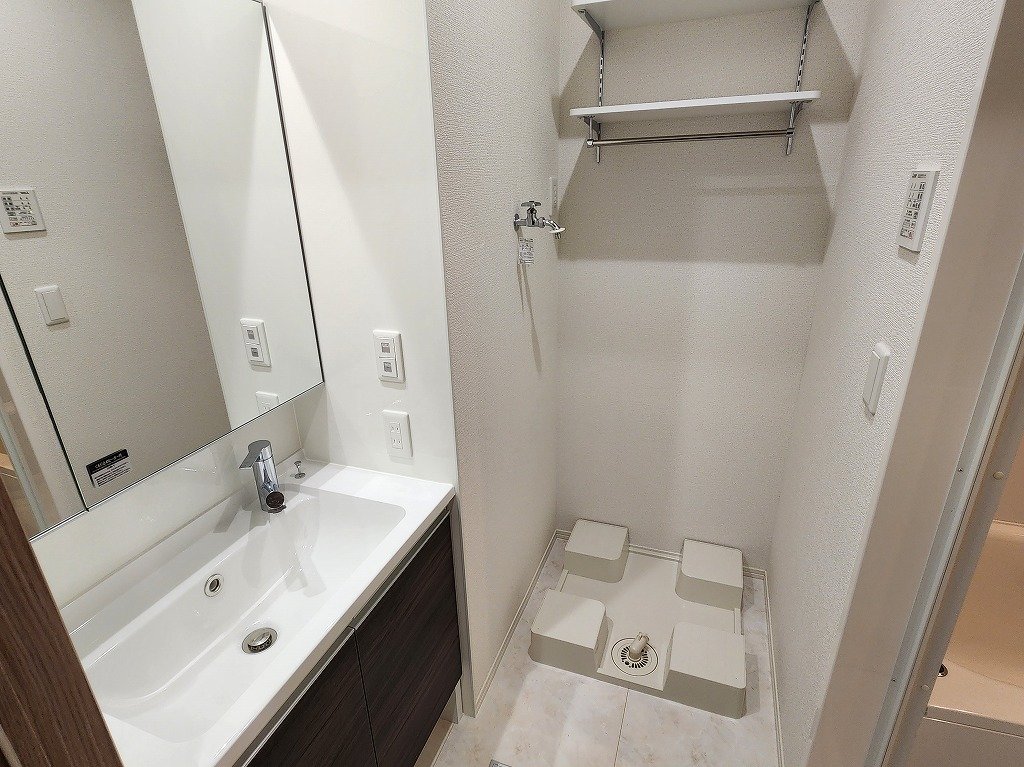 洗面設備　扉付脱衣所　洗髪洗面化粧台・室内洗濯機置場