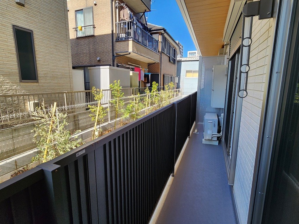 バルコニー　西側１Ｆ　人目が気になりにくいですよ　シャッター雨戸付