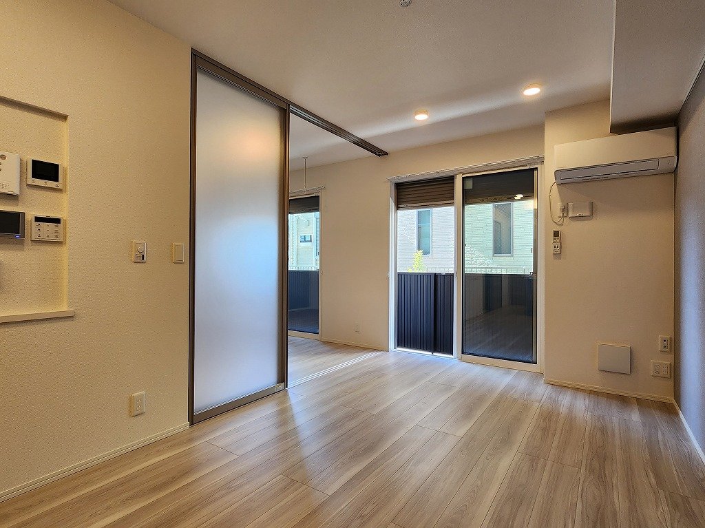 居室・リビング　ゆとりあるリビング　室内物干し・防犯センサーサッシ