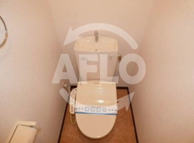 トイレ　インペリアル新町　温水洗浄便座