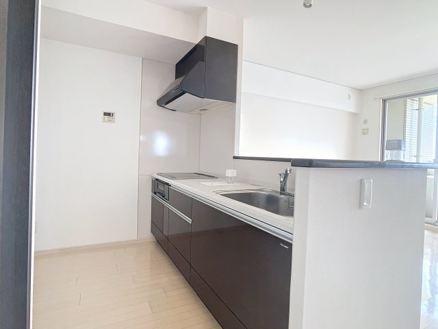 キッチン　掲載写真は同型モデルを掲載しており実際のお部屋と仕様等が異な