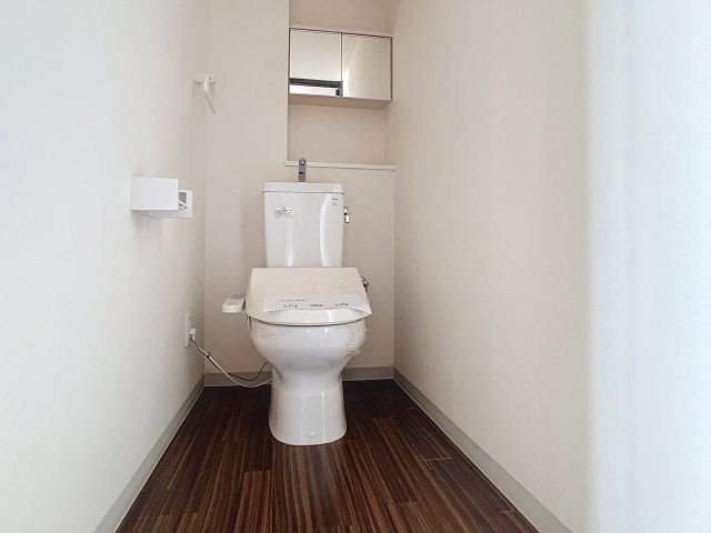 トイレ　掲載写真は同型モデルを掲載しており実際のお部屋と仕様等が異な