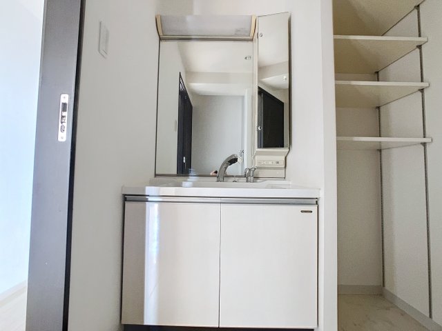 洗面設備　掲載写真は同型モデルを掲載しており実際のお部屋と仕様等が異な