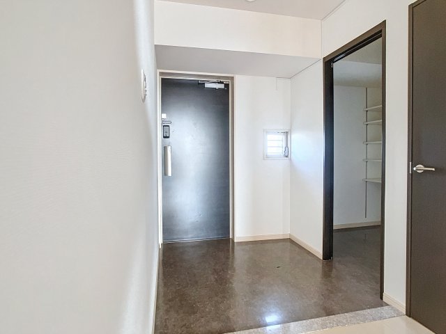 玄関　掲載写真は同型モデルを掲載しており実際のお部屋と仕様等が異な
