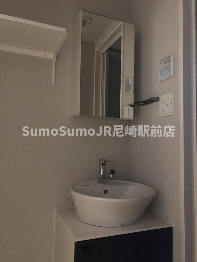 洗面設備　ゆったりとスペースのある洗面所