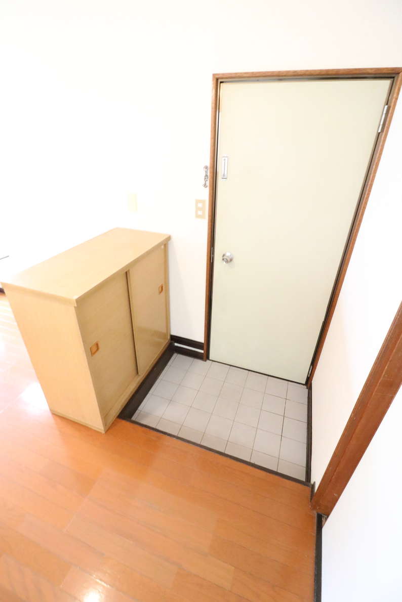 玄関　※同物件別号室の参考写真です。