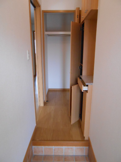 玄関　天井高シューズボックス・玄関収納庫完備