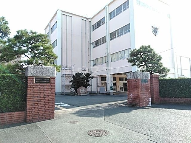 高校・高専　新居高校（高校・高専）まで701m