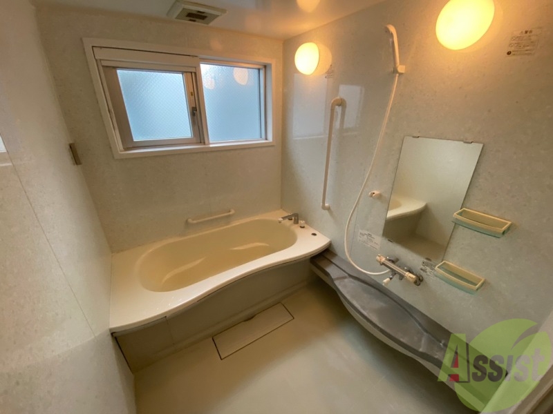 バス・シャワールーム　広々したお風呂で快適にくつろげそうです。