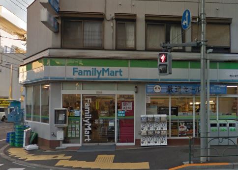 コンビニ　ファミリーマート 荒川尾竹橋店（コンビニ）まで26m