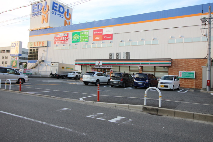 コンビニ　セブンイレブン（コンビニ）まで253m