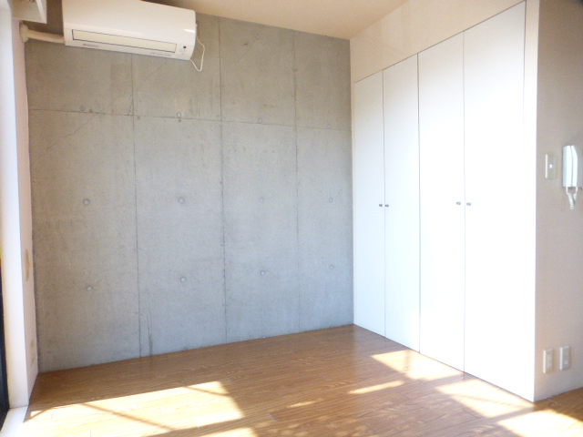 居室・リビング　洋室7.5帖　フローリング　明るい室内