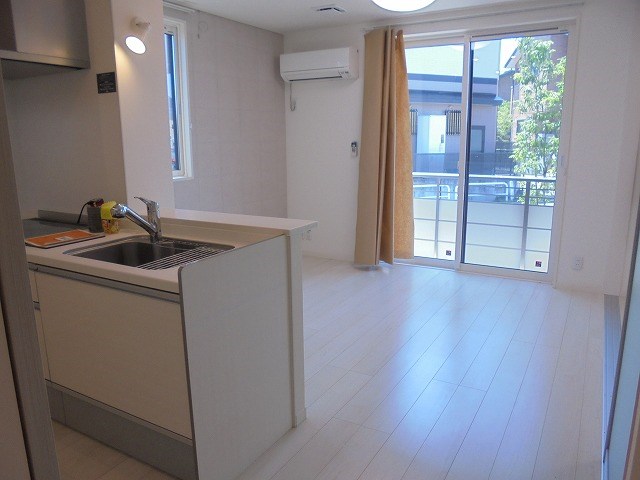 居室・リビング　写真は101号室です。（参考）