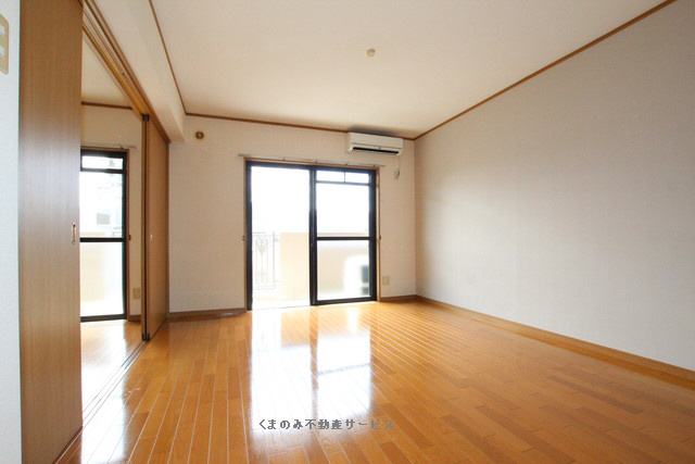 居室・リビング　おしゃれなリビングです アドバンス三本松　404号室　202