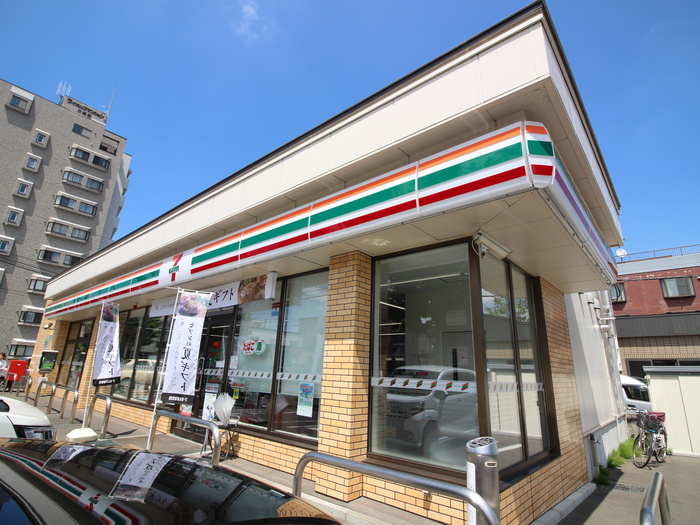 コンビニ　セブンイレブン（コンビニ）まで700m