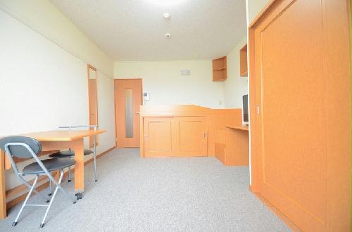 その他部屋・スペース　2Ｆのお部屋はカーペットです。