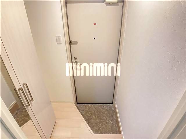 玄関　全身鏡付きの靴箱も設備です。