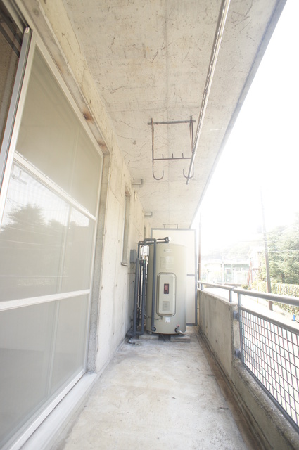 その他　洗濯機置場が室外にあるのでお部屋を広々お使いいただけます。