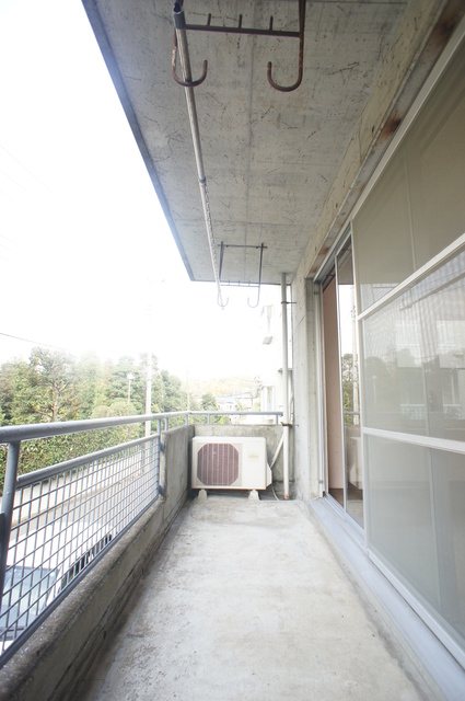 バルコニー　バルコニーがあるので洗濯物を太陽の下で干すことができます♪