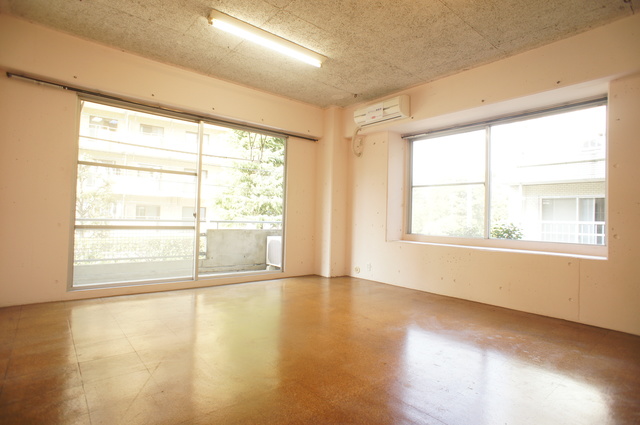 居室・リビング　２面採光なので、明るく風通しのよいお部屋です♪