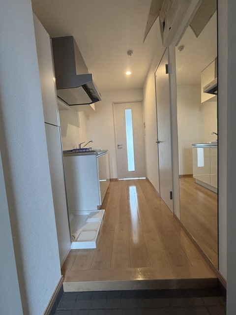 玄関　＊同タイプ５０３号室の写真です