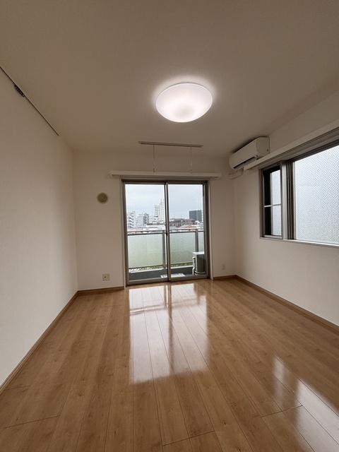 居室・リビング　＊同タイプ５０３号室の写真です