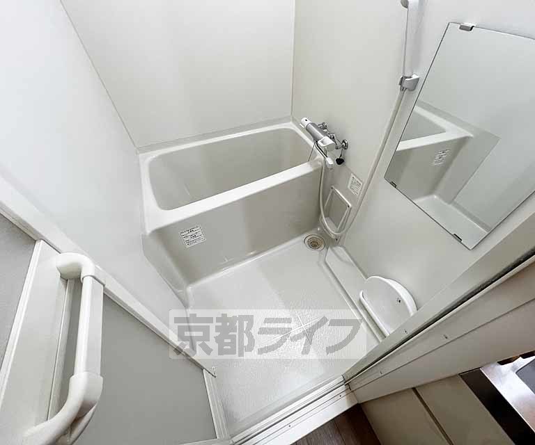 バス・シャワールーム　清潔感あるバスルームです