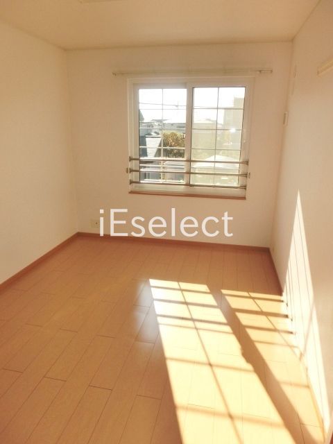 その他　南側で明るい洋室です。