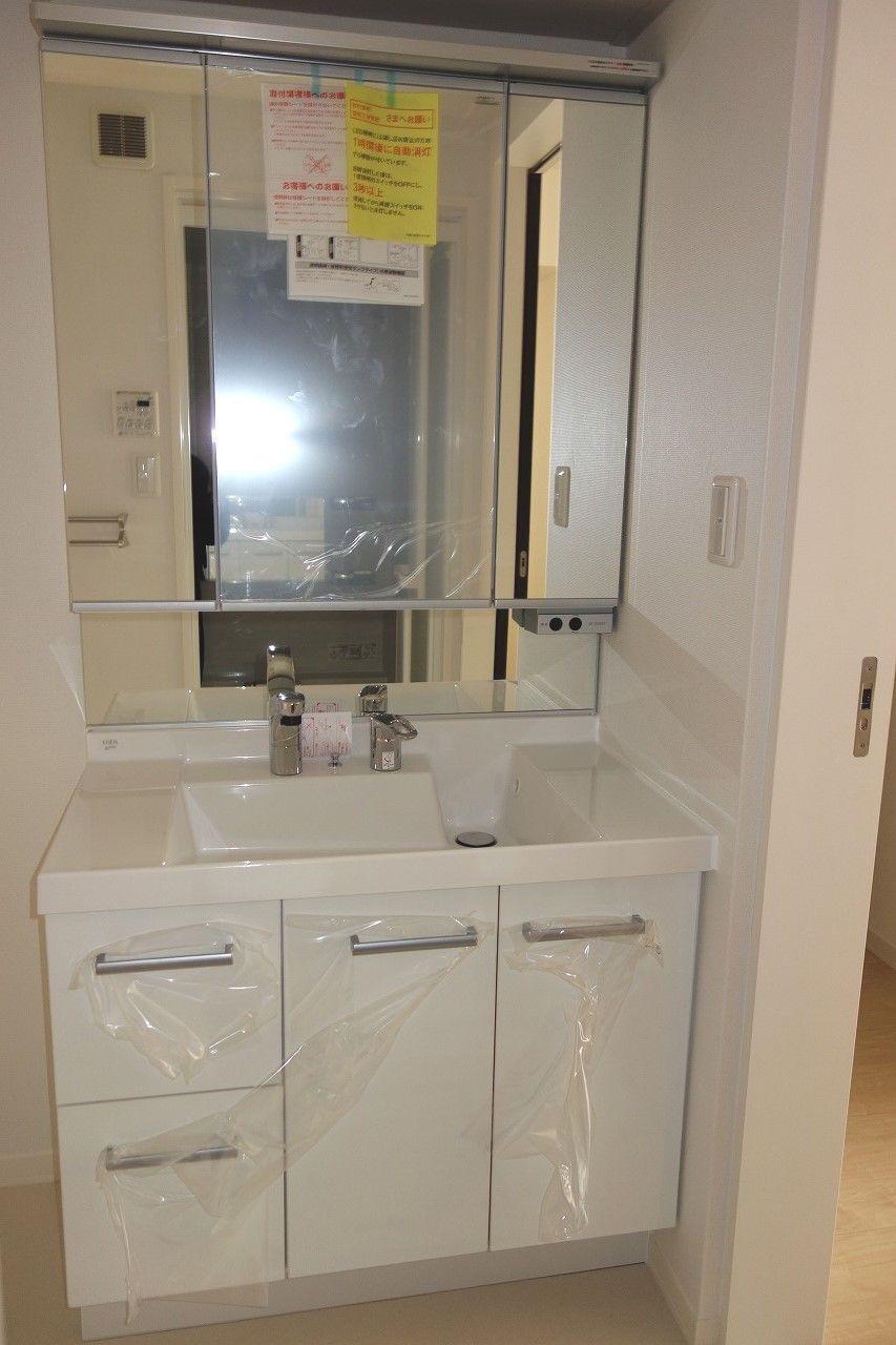 洗面設備　髪のセットに便利な三面鏡のシャンプードレッサー♪