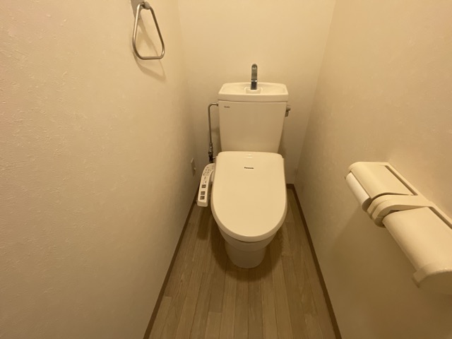 トイレ　冬も快適温水便座　上部棚あり