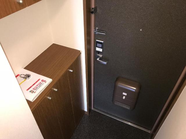 玄関　吊り戸付きのカウンター下駄箱