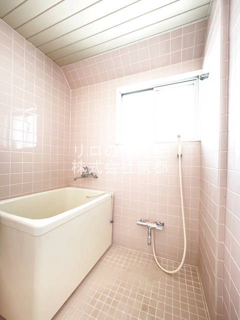 バス・シャワールーム　窓付きのバスルーム♪換気もできて気持ちいいですね♪