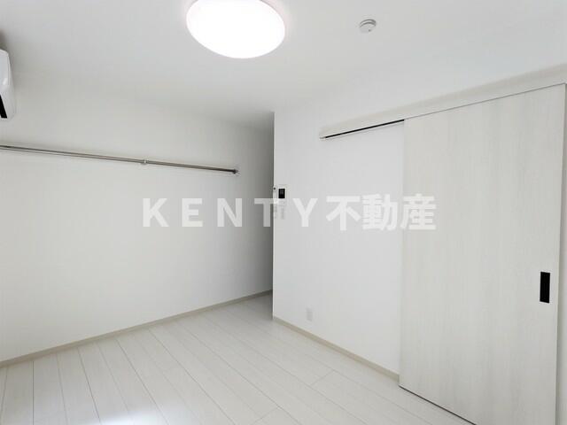 その他部屋・スペース　落ち着いた色調の寝室です